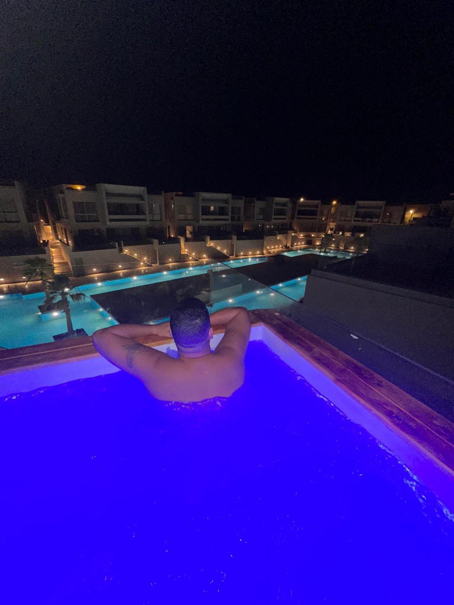 Lovely 1 Bedroom With Private Heated Jacuzzi At Sholan El Gouna *
